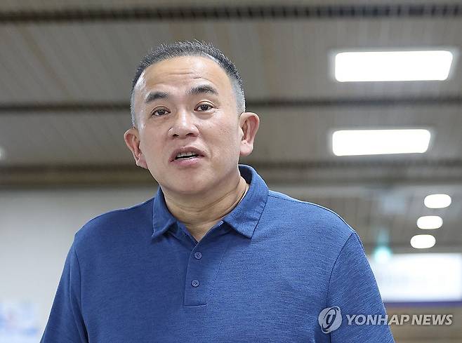증인출석하는 명태균 (서울=연합뉴스) 이지은 기자 = 정치 브로커 명태균씨가 28일 서울 서초구 서울고법에서 열린 오세훈 서울시장의 정치자금법 위반 혐의 2심 속행공판에 증인으로 출석하고 있다. 2026.8.28 jieunlee@yna.co.kr
