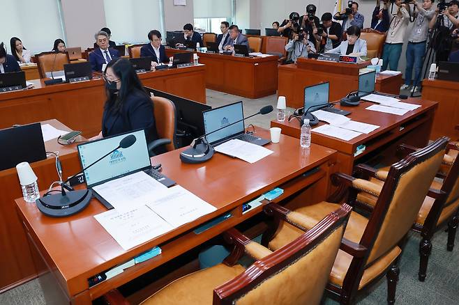 17일 국회 법제사법위원회 전체회의에서 여당 법사위원들이 김승원 법무부 장관 후보자 인사청문경과보고서를 단독으로 채택하고 있다. / 연합뉴스