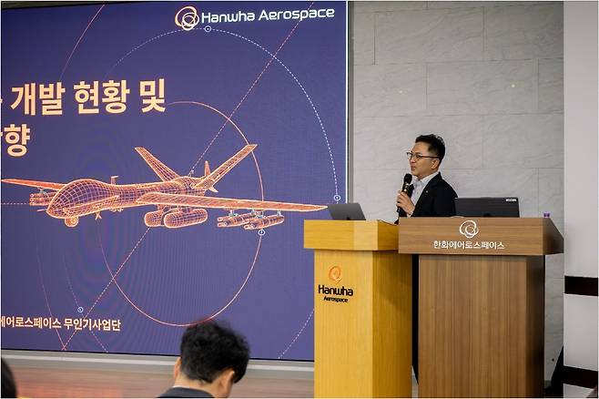 김준태 한화에어로스페이스 무인기사업단장이 지난 14일 창원2사업장에서 열린 미디어데이에서 '대형무인기 공동 개발 현황 및 생태계 활성화 방향'에 대해 발표하고 있다.(한화에어로스페이스 제공)