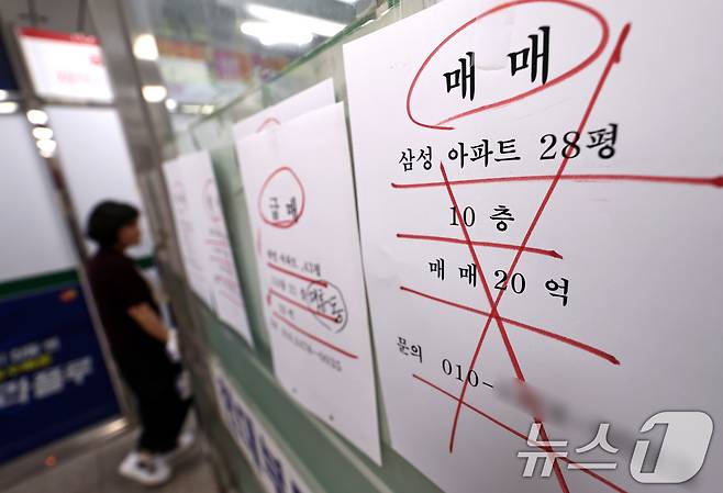 12일 서울 시내의 한 부동산 중계업소에 매물 시세표가 붙어 있다. ⓒ 뉴스1 구윤성 기자
