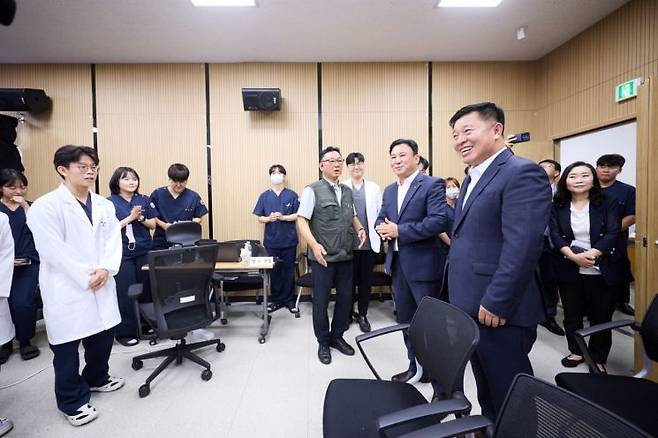 정덕영 양주시장이 동국대학교 이동한방병원 의료봉사 현장을 찾아 봉사자들과 인사를 나누고 있다. 양주시 제공