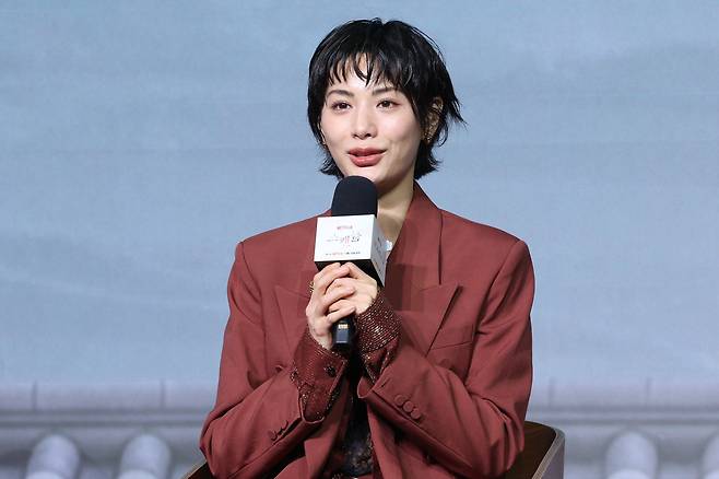 배우 나나가 9일 서울 종로구 JW메리어트동대문스퀘어에서 열린 넷플릭스 새 시리즈 '스캔들' 제작발표회에서 인사말을 하고 있다. /연합뉴스