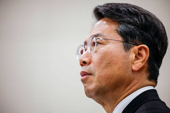 김승원 법무부장관 후보자가 15일 서울 여의도 국회 법제사법위원회에서 열린 인사청문회에서 의원들을 바라보고 있다. ⓒ뉴시스