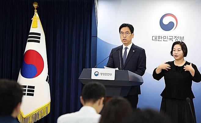 김민재 행정안전부 차관이 17일 서울 종로구 정부서울청사 브리핑실에서 열린 '초대 중수청장 후보자' 관련 브리핑에서 언론과 국회에서 제기된 논란과 의혹에 대해 현재까지 확인된 사실을 바탕으로 설명하고 있다. ⓒ행정안전부