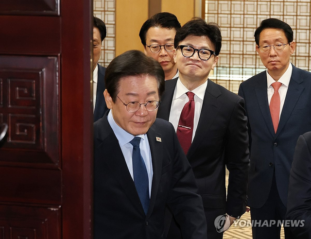 지난 2024년 9월 1일 한동훈(오른쪽 두번째) 당시 국민의힘 당대표와 이재명 더불어민주당 대표(현 대통령)가 국회에서 순직해병 특검법, 금융투자소득세 폐지, 전국민 25만원 지원법 등을 의제로 한 여야 당대표 회담을 마친 뒤 나오고 있다. [연합뉴스]