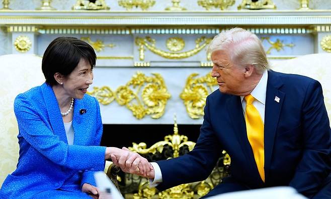 도널드 트럼프 미국 대통령(오른쪽)이 지난 3월 19일 백악관 집무실에서 다카이치 사나에 일본 총리와 악수하고 있는 모습. AP뉴시스