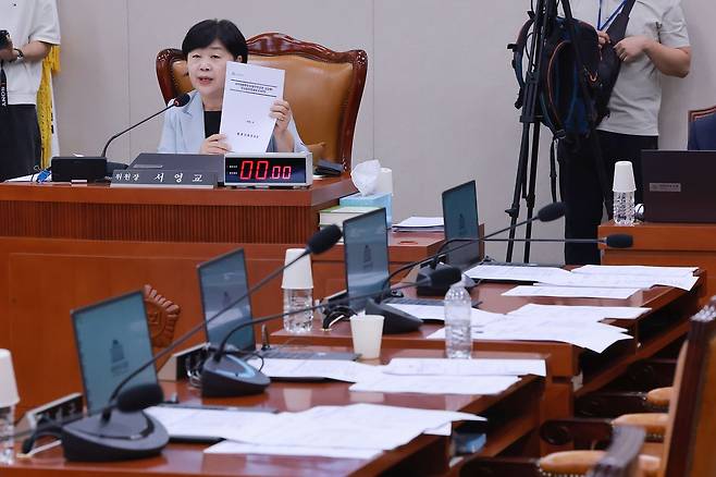 17일 국회 법제사법위원회 전체회의에서 위원장인 더불어민주당 서영교 의원이 국민의힘이 퇴장한 상태에서 김승원 법무부 장관 후보자 인사청문경과보고서와 관련해 발언하고 있다. 연합뉴스