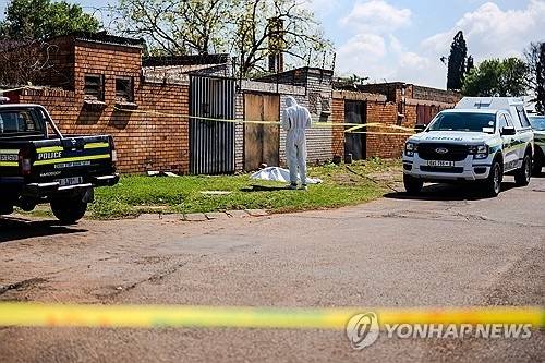 ▲ 15일(현지시간) 남아프리카공화국 에쿠룰레니 콰테마 지역에서 여성 시신이 발견돼 수사가 진행되고 있다. [AP=연합뉴스. 재판매 및 DB 금지]