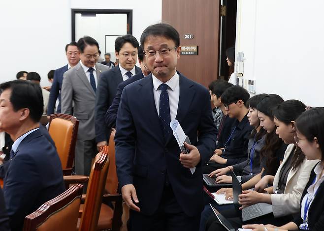 더불어민주당 한병도 원내대표와 권칠승 정책위의장을 비롯한 원내지도부가 17일 국회에서 열린 정책조정회의에 입장하고 있다. 연합뉴스
