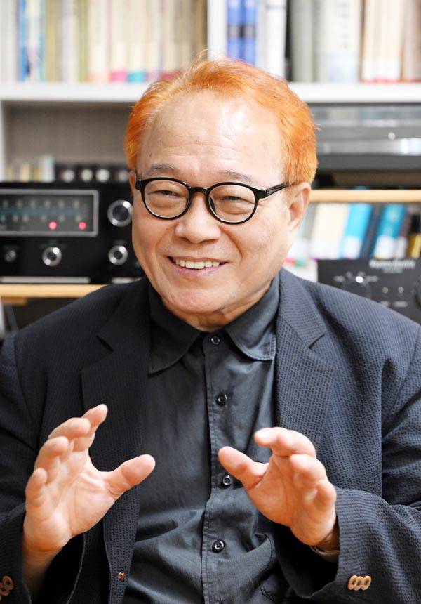‘제임스 레게의 논어 역주’ 공동 역자인 하영삼 경성대 교수가 레게의 논어를 번역하게 된 계기와 정혜옥 국립부경대 교수와의 협업 과정을 설명하고 있다.  김성효 선임기자