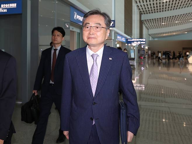 조현 외교부 장관이 이날 인천 영종도 인천국제공항 제2여객터미널에서 한미 외교장관회담을 위해 출국하고 있다. / 사진 = 연합뉴스