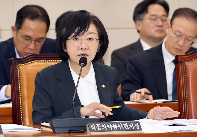 오유경 식품의약품안전처장이 오늘(17일) 국회에서 열린 보건복지위원회 전체회의에서 임신 중지 약물 '미프진'과 관련한 질문에 답변하고 있다. / 사진 = 연합뉴스