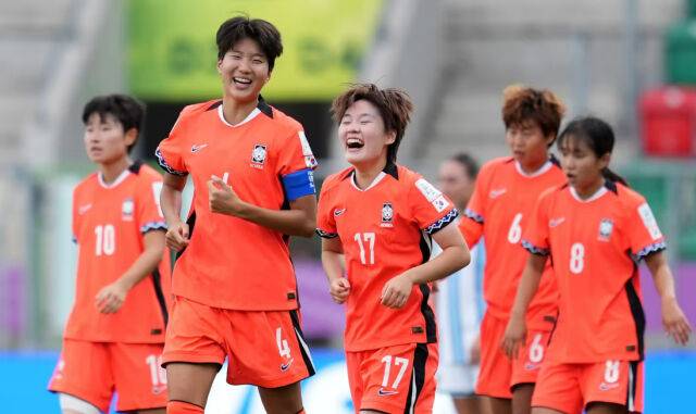 한국 선수들이 16일 아르헨티나와 16강전에서 범예주(왼쪽에서 세 번째 17번)의 득점 후 함께 기뻐하고 있다. /FIFA 홈페이지 캡처