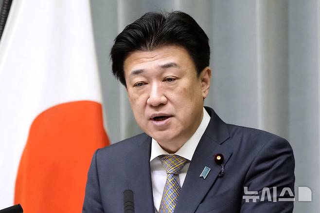 [도쿄=교도/AP/뉴시스] 기하라 미노루 일본 관방장관이 지난 4월 7일 도쿄에서 기자회견을 하고 있다. 2026.09.17.