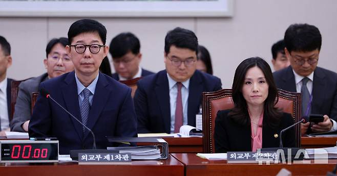 [서울=뉴시스] 고범준 기자 = 박윤주 외교부 제1차관과 김진아 외교부 제2차관이 17일 서울 여의도 국회에서 열린 외교통일위원회 전체회의에 참석해 의원들을 바라보고 있다. 2026.09.17. bjko@newsis.com