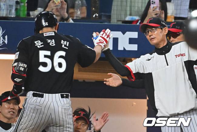 [OSEN=창원, 이석우 기자] 16일 창원NC파크에서 2026 신한 SOL KBO 리그 NC 다이노스와 LG 트윈스의 경기가 열렸다. 홈팀 NC는 클레빈저가, 방문팀 LG는 박시원이 선발 출전했다. LG 트윈스 문정빈이 9회초 무사 1,2루 좌중월 3점 홈런을 치고 염경엽 감독과 하이파이브를 하고 있다. 2026.09.16 / foto0307@osen.co.kr