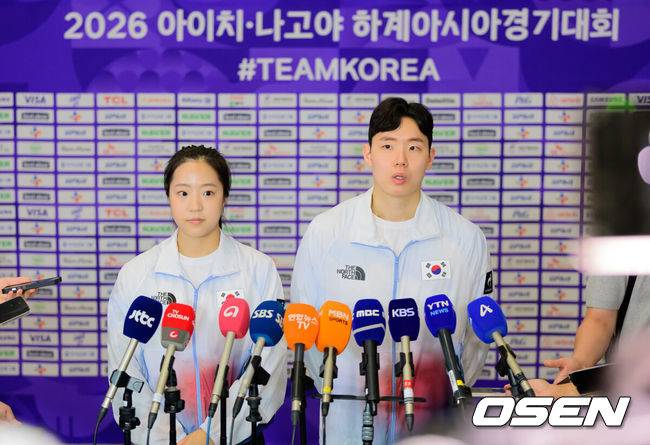 [OSEN=지형준 기자] 2026 아이치-나고야 아시안게임 대한민국 선수단 본단이 17일 오전 인천국제공항을 통해 일본으로 출국했다.아이치-나고야 아시안게임은 19일부터 10월 4일까지 일본 아이치현과 나고야시 일원에서 열린다. 대한민국은 41개 종목에 1,052명의 선수단을 파견한다. 선수 대표 탁구 신유빈, 배드민턴 서승재가 인터뷰를 하고 있다. 2026.09.17 / jpnews@osen.co.kr