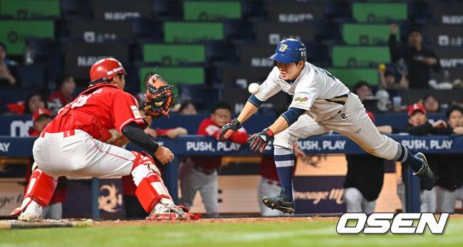 [OSEN=창원, 이석우 기자] 17일 창원NC파크에서 2026 신한 SOL KBO 리그 NC 다이노스와 SSG 랜더스의 경기가 열렸다. 홈팀 NC는 라일리가, 방문팀 SSG는 이로운이 선발 출전했다. NC 다이노스 박민우가 8회말 1사 2루 블레인의 좌익수 앞 안타때 홈에서 아웃되고 있다. 2026.09.17 / foto0307@osen.co.kr