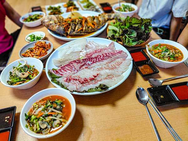 명도민박의 어부밥상(일명 '이모카세'). 싱싱한 자연산 회 맛집이다.