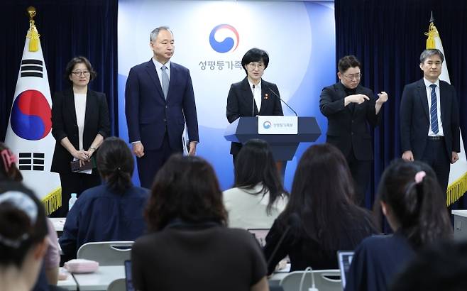 원민경 성평등가족부 장관이 16일 정부서울청사에서 임신중지 약물 도입 방안을 발표하고 있다. 이르면 내년 1분기부터 병원 처방이 가능해질 전망이다. 왼쪽부터 보건복지부 김현숙 인구아동정책관, 곽순헌 보건의료정책관, 원 장관, 수어통역사. 뉴시스