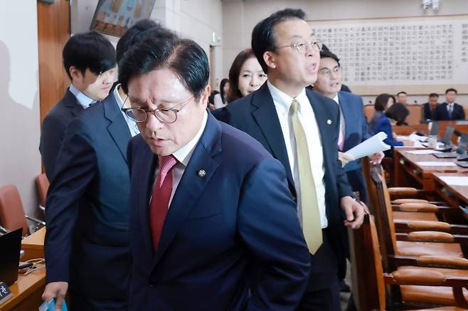 법무장관 후보자 인사청문보고서 처리 시도에 퇴장하는 국민의힘 - 17일 국회 법제사법위원회 전체 회의에서  야당 간사인 박형수 의원 등 국민의힘 소속 법사위원들이 김승원 법무부 장관 후보자 인사청문경과보고서 처리에 반발하며 퇴장하고 있다. 2026.9.17 연합뉴스