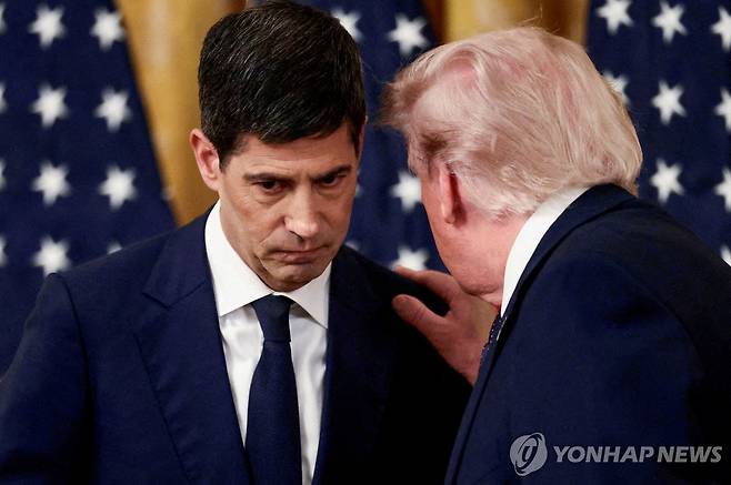 케빈 워시 연준의장(왼쪽)과 트럼프 대통령 [로이터=연합뉴스. 재판매 및 DB 금지]