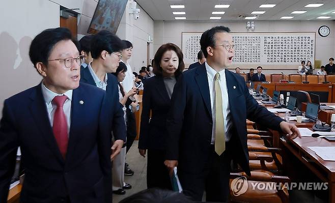 법무장관 후보자 인사청문보고서 처리 시도에 퇴장하는 국민의힘 (서울=연합뉴스) 신현우 기자 = 17일 국회 법제사법위원회 전체회의에서 야당 간사인 박형수 의원 등 국민의힘 소속 법사위원들이 김승원 법무부 장관 후보자 인사청문경과보고서 처리에 반발하며 퇴장하고 있다. 2026.9.17 nowwego@yna.co.kr