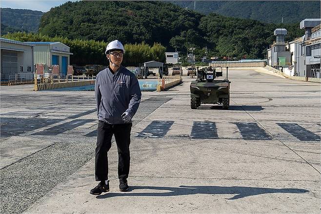 한화에어로, 창원사업장서 기동시연 (서울=연합뉴스) 지난 14일 경남 창원 한화에어로스페이스 창원2사업장 성능시험장에서 다목적 무인차량 아리온스멧이 병사 추종 기동을 시연하고 있다. 2026.9.17 [한화에어로스페이스 제공. 재판매 및 DB 금지] photo@yna.co.kr