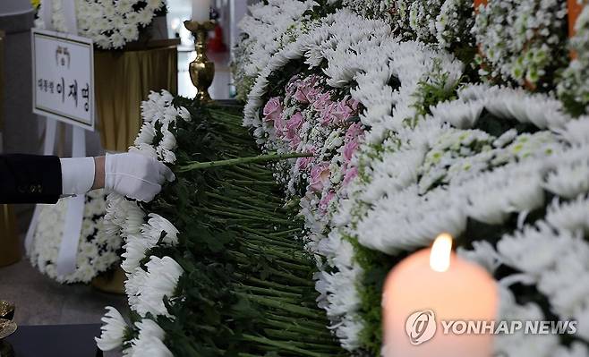 헌화하는 시민 (대전=연합뉴스) 김준범 기자 = 23일 오후 대전시청 1층 로비에 마련된 대덕구 안전공업 화재 희생자 합동분향소를 찾은 시민들이 참배하고 있다. 2026.3.23 psykims@yna.co.kr