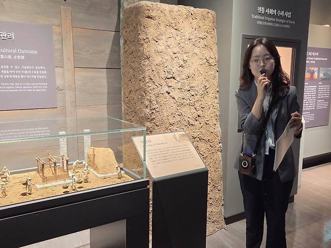 K-치킨벨트 팸투어에서 축산 해설을 진행한 이하은 국립농업박물관 해설사. /고륜형 기자 krh0830@incheonilbo.com