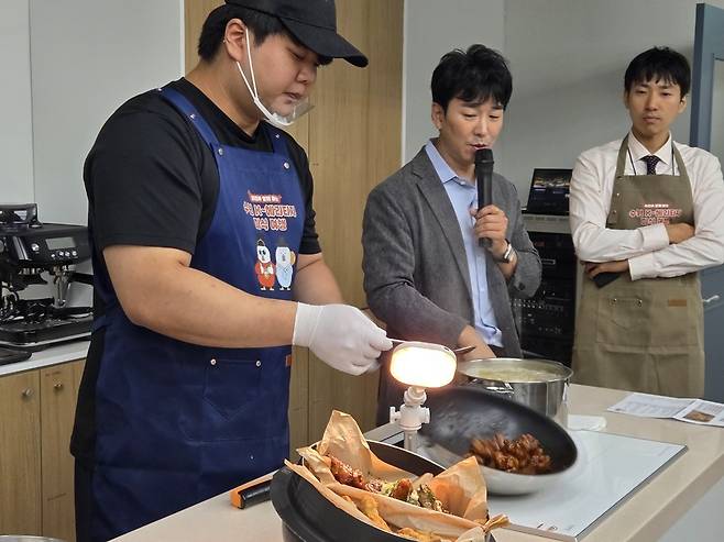 K-치킨벨트 팸투어에서 왕갈비통닭을 만들고 있는 이재준 남문통닭 매니저(왼쪽)과 이경재 대표. /고륜형 기자 krh0830@incheonilbo.com