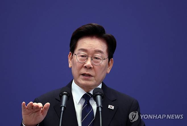 이재명 대통령이 18일 청와대 영빈관에서 기자회견을 하고 있다.[사진=연합뉴스]