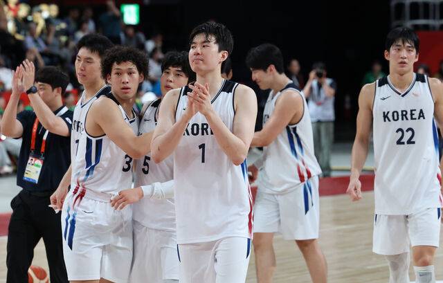 ◇18일 일본 나고야 아이치 인터내셔널 아레나에서 열린 2026 아이치·나고야 아시안게임 남자 농구 대한민국 대 이란 4강전. 승리한 대한민국 선수들이 인사하고 있다. 사진=연합뉴스