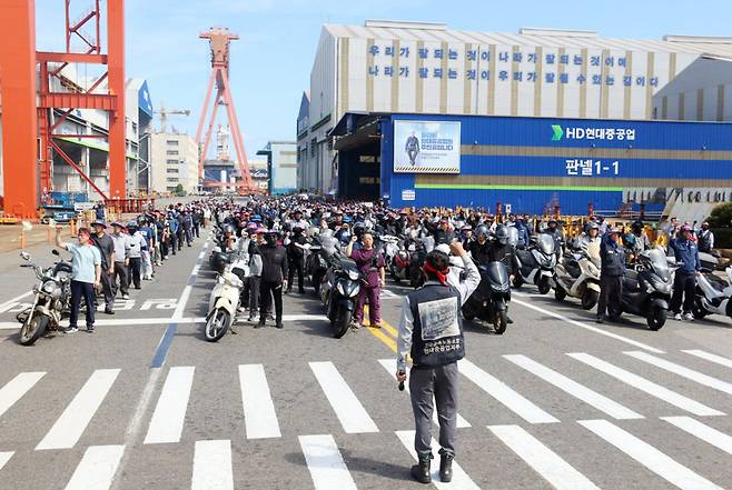 지난 11일 HD현대중공업 노동조합이 4시간 부분 파업을 벌이고 있다.(사진제공=HD현대중공업 노동조합)
