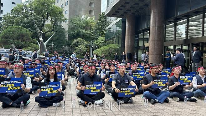 18일 전국금융산업노동조합이 서울 중구 은행회관 앞에서 ‘2026 금융노조 지방이전 저지 및 교섭파행 규탄 결의대회’를 열었다.(사진=연희진 기자 toyo@)