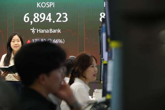 18일 장 마감 후 서울 중구 하나은행 딜링룸 [사진=연합뉴스]