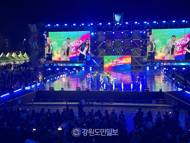 ▲ 원주 댄싱공연장에서 열린 ‘2026 원주 댄싱카니발’ 개막 공연에서 댄스팀 ‘원밀리언’이 역동적인 퍼포먼스를 선보이고 있다.
