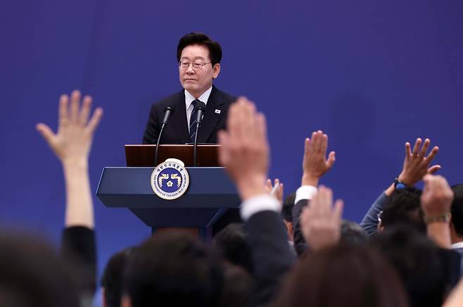 이재명 대통령이 18일 청와대 영빈관에서 열린 기자회견에서 취재진의 질문을 받고 있다. 청와대사진기자단