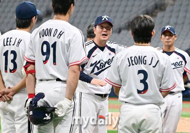 2026년 9월 17일 오후 서울 고척스카이돔에서 열린 '2026 아이치 나고야 아시안게임' 야구대표팀 평가전, 대한민국과 상무의 경기. 류지현 감독이 선수들과 이야기를 나누고 있다./고척=유진형 기자 zolong@mydaily.co.kr