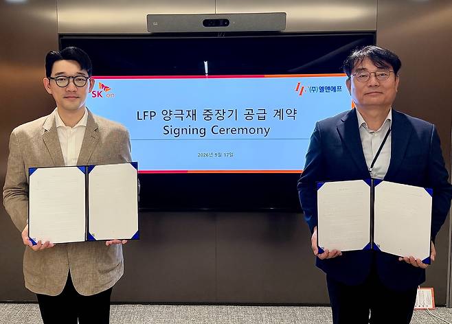김성탄 SK온 원소재구매실장(왼쪽)과 이병희 엘앤에프 최고운영책임자(COO)가 17일 서울 종로구 SK온 관훈캠퍼스에서 LFP 양극재 구매 계약을 체결한 뒤 기념촬영을 하고 있다. [SK온 제공]