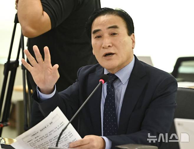 [수원=뉴시스] 김종택 기자 = 김종양 국민의힘 의원이 20일 경기 수원시 경기도청에서 열린 국회 국토교통위원회의 경기도에 대한 국정감사에서 질의하고 있다. 2025.10.20. jtk@newsis.com