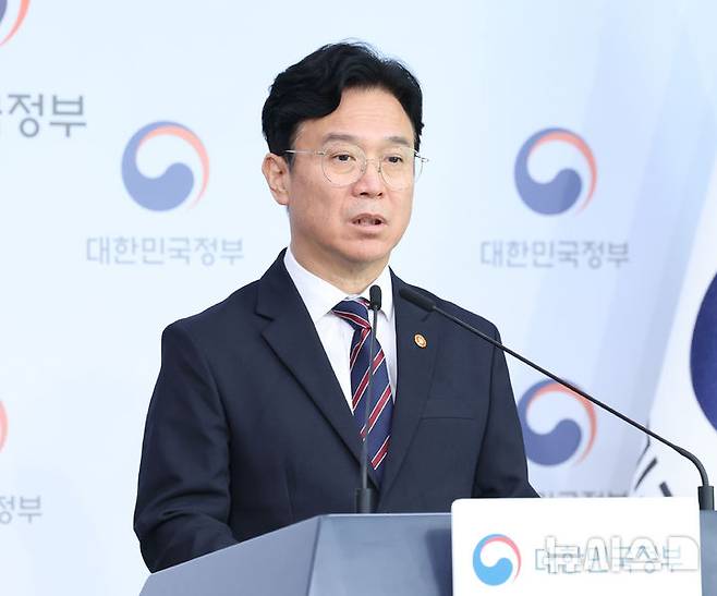 [서울=뉴시스] 조수정 기자 = 김영훈 고용노동부 장관이 지난 15일 오전 서울 종로구 정부서울청사 별관에서 메가특구 특별법 관련 사회적 대화 제안 발표를 하고 있다. 2026.09.15. chocrystal@newsis.com
