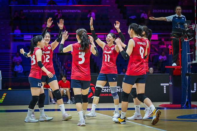 [서울=뉴시스] 한국 여자배구 대표팀이 26일 중국 톈진에서 열린 2026 아시아배구연맹(AVC) 아시아선수권대회 조별리그 C조 3차전에서 홍콩을 상대로 득점을 낸 뒤 기뻐하고 있다. (사진=FIVB 공식 홈페이지 캡처) 2026.08.26. *재판매 및 DB 금지