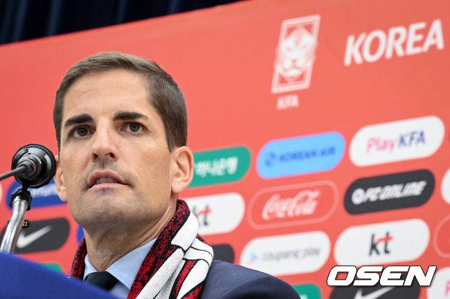 [OSEN=천안, 조은정 기자]로베르트 모레노 감독 취임 및 하나은행 초청 축구국가대표팀 친선경기 명단발표 기자회견이 14일 오후 천안 코리아풋볼파크 스타디움 대강당에서 열렸다.로베르트 모레노(49) 대한민국 축구대표팀 임시 감독의 계약 기간은 오는 11월 27일까지다. 9월과 10월 4경기, 11월 2경기 등 단 6차례의 A매치에서 자신을 증명해야 한다. 성적과 경기 내용에 따라 내년 1월 열리는 2027 아시아축구연맹(AFC) 아시안컵까지 계약이 연장될 수 있다.모레노 감독이 취재진 질문에 답변을 하고 있다. 2026.09.14 /cej@osen.co.kr