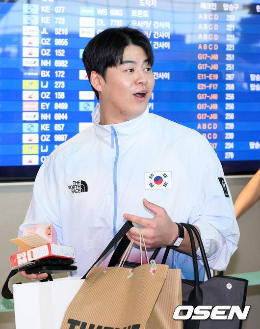 [OSEN=인천공항, 이대선 기자] 류지현 감독이 이끄는 한국 야구대표팀이 18일 오전 인천국제공항을 통해 출국했다.결전지인 일본 나고야로 향하는 대표팀은 19일과 20일 현지 적응 훈련을 거쳐 21일 대만과 조별예선 1차전을 치른다.노시환이 출국장으로 이동하고 있다. 2026.09.18 /sunday@osen.co.kr