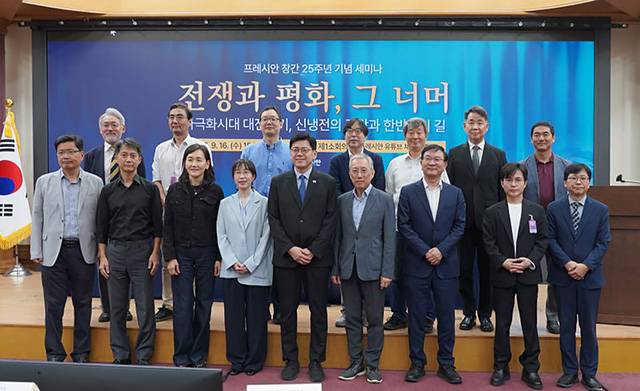 ▲16일 <프레시안>과 (사)외교광장, 국회외평포럼은 국회의원회관에서 '전쟁과 평화, 그 너머 : 다극화시대 대전환기, 신냉전의 격랑과 한반도의 길'이라는 주제로 <프레시안> 창간 25주년 기념 세미나를 열었다. 발표자 및 토론자들이 기념촬영을 가졌다. ⓒ프레시안