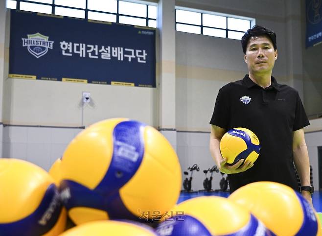 강성현 현대건설 감독이 지난 15일 경기 용인시 현대건설 연습체육관에서 배구공을 들고 기념사진을 찍고 있다. 이지훈 기자