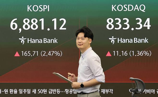 18일 서울 중구 하나은행 딜링룸에서 직원이 업무를 보고 있다. ⓒ 연합뉴스