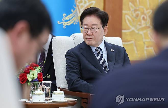 IEA 사무총장 발언 듣는 이재명 대통령 (서울=연합뉴스) 한상균 기자 = 이재명 대통령이 17일 청와대에서 진행된 국제에너지기구(IEA) 사무총장과의 접견에서 파티 비롤 사무총장의 발언을 듣고 있다. 2026.9.17 [청와대통신사진기자단] xyz@yna.co.kr