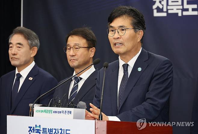기자회견하는 이원택 전북지사 (전주=연합뉴스) 임채두 기자 = 이원택(오른쪽) 전북특별자치도지사가 18일 도청에서 소부장 특화단지 지정에 관한 기자회견을 하고 있다. 2026.9.18 doo@yna.co.kr